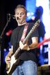 David Summers, líder de Hombres G, durante un concierto