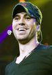 Enrique Iglesias en concierto y muy sonriente y feliz ante el público