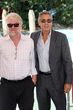 George Clooney posando con Philip Seymour Hoffman ante la prensa en la Mostra