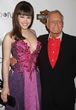 Hugh Hefner posa junto a Claire Sinclair, ex conejita Playboy y novia de su hijo Marston