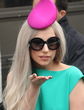 Lady GaGa con un tocado en forma de espermatozoide