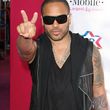 Lenny Kravitz posando con el símbolo de la victoria, ¡yeah!