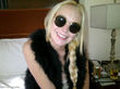 Lindsay Lohan sonríe después de arreglarse los dientes