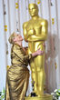 Meryl Streep abraza al 'tío Oscar' tras haber ganado su tercera estatuilla a la mejor actriz