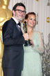 Michel Hazanavicius posa feliz junto a su mujer, Berenice Rojo, y el Oscar al Mejor Director
