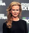 Nicole Kidman im hochgeschlossenen schwarzen Oberteil