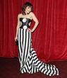 Noomi Rapace en la premiere de Sherlock Holmes con un vestido de raso que combina las rayas con los círculos