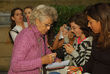 Pilar Bardem firmando autógrafos