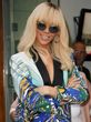 Rihanna, sonriendo y con pelo rubio