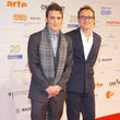 Alberto Iglesias, en la foto junto a su hijo, ya ha recogido numerosos premios merced a sus trabajos en el cine Alberto Iglesias, en la foto junto a su hijo, ya ha recogido numerosos premios merced a sus trabajos en el cine