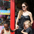 Angelina Jolie con sus hijas Zahara y Shiloh Angelina Jolie con sus hijas Zahara y Shiloh