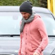 David Beckham y su look casual con una sudadera rosa