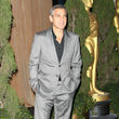 George Clooney espectacular con un traje gris