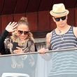 Jennifer Lopez y Casper Smart, saludando desde el balcón