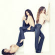 Las hermanas Kardashian se destapan en su nueva colección de pantalones vaqueros
