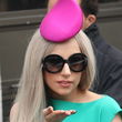 Lady GaGa con un tocado en forma de espermatozoide