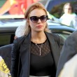 Lindsay Lohan vestida de negro y gafas de sol.