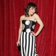Noomi Rapace en la premiere de Sherlock Holmes con un vestido de raso que combina las rayas con los círculos
