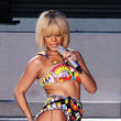 Rihanna se pone rubia para cantar en uno de sus conciertos Rihanna se pone rubia para cantar en uno de sus conciertos