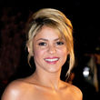 Shakira Portrait im ärmellosen Glitzer-Kleid 1