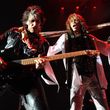 Steven Tyler y Joe Perry sobre el escenario Steven Tyler y Joe Perry sobre el escenario