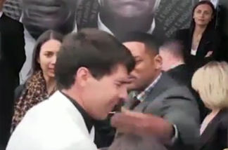¡Will Smith cachetea a un reportero!