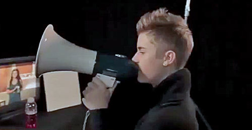 Justin Bieber, Selena Gomez - Justin Bieber cambia el micrófono por el megáfono