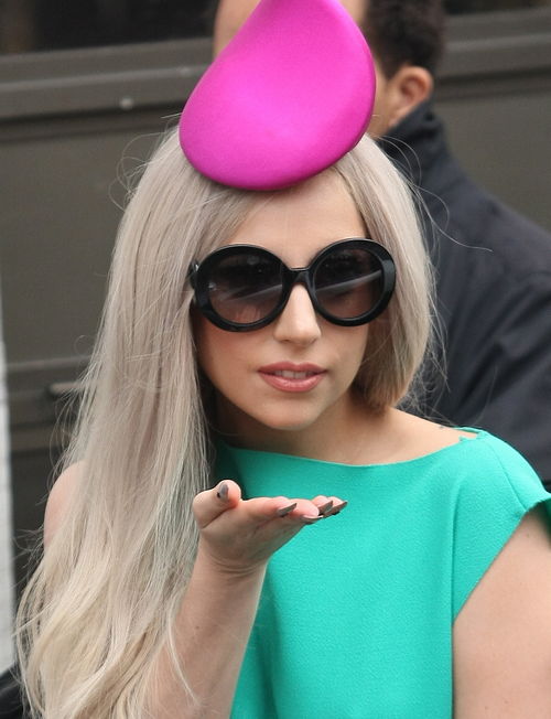 Lady GaGa, Taylor Kinney - Lady GaGa con un tocado en forma de espermatozoide