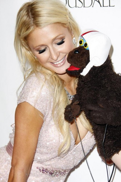 Paris Hilton - Paris posando junto a una marioneta. Paris Hilton - Paris posando junto a una marioneta.