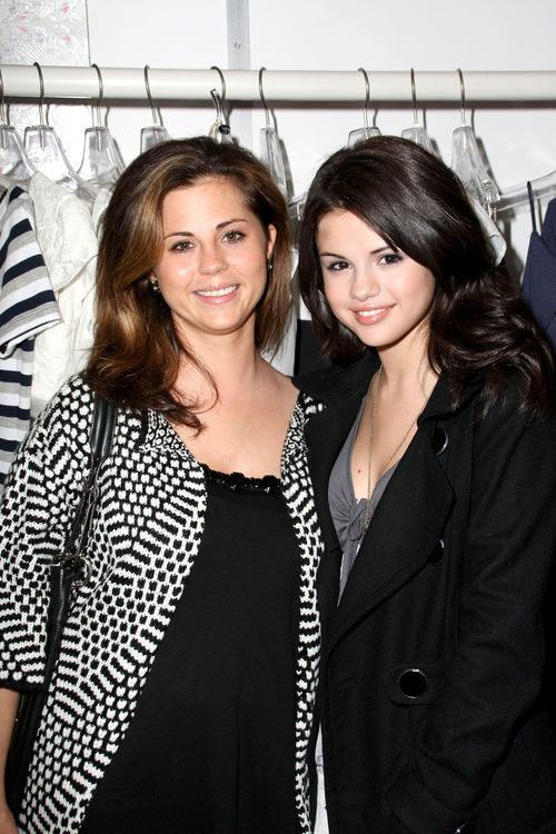 Selena Gomez, Justin Bieber, Ashley Tisdale - Selena Gomez le dedicó una canción a su mamá